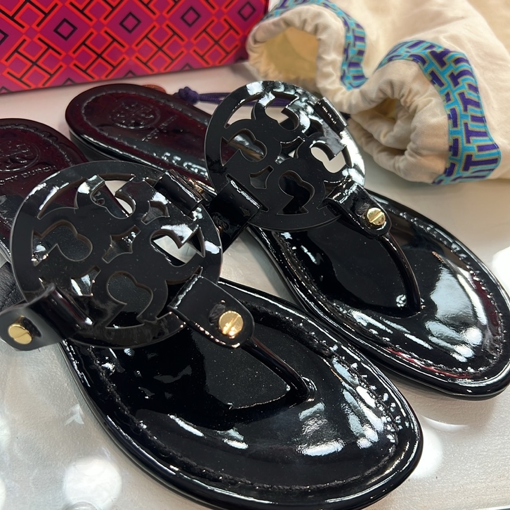 Tory Burch patent leather black sandal with large emblem waterproof size 6.5 NEW - Picture 4 of 10